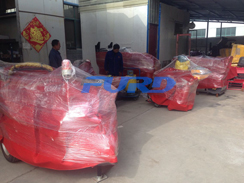 福瑞得機(jī)械座駕壓路機(jī)、大容量灌縫機(jī)，小型灌縫機(jī)包裝完畢準(zhǔn)備發(fā)貨