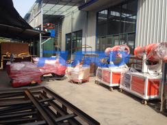 福瑞得機械壓路機、二次結(jié)構(gòu)澆注機、霧炮準(zhǔn)備發(fā)貨