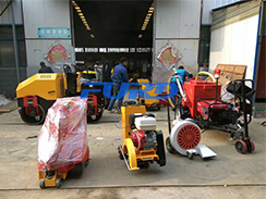 七月，福瑞得灌縫機、灌縫膠等路面養(yǎng)護設備發(fā)貨忙