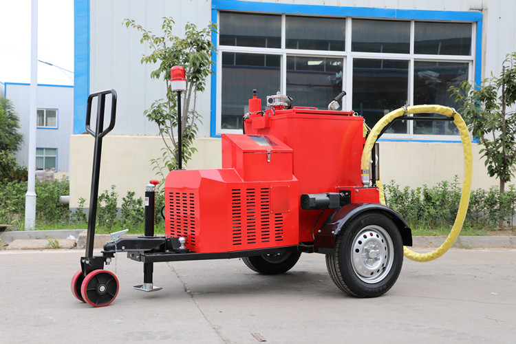 雨季未結(jié)束前，灌縫都是公路養(yǎng)護(hù)的主要工作