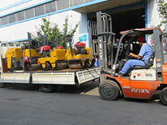 福瑞得機(jī)械4臺(tái)小型壓路機(jī)裝車(chē)發(fā)往河南。